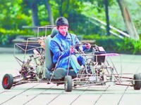 大二男生花3千元手工自制汽车 校长成其粉丝