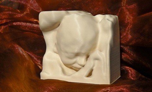 借助3D打印，盲人妈妈“看到”了自己未出生的孩子